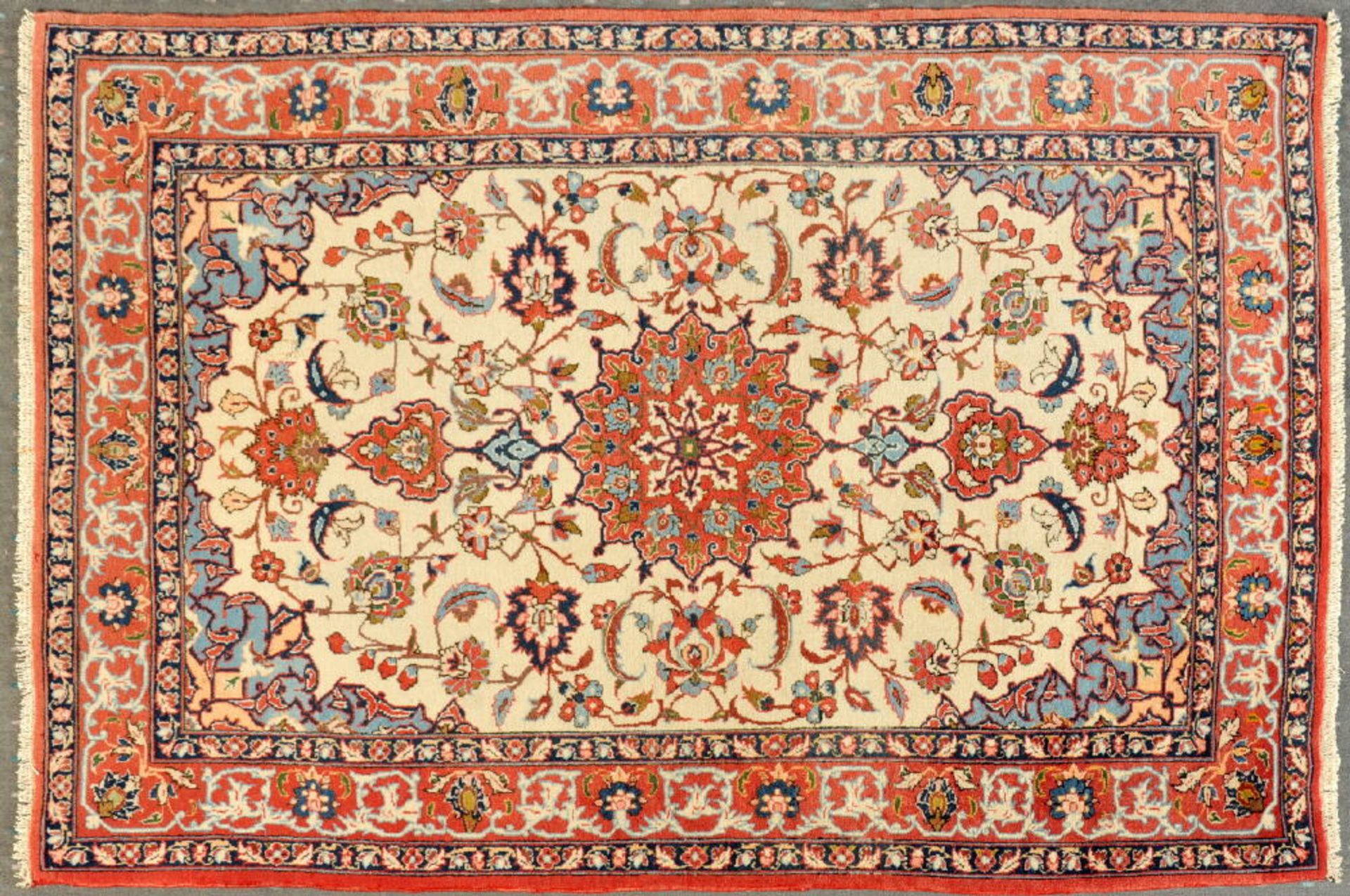 Isfahan, Persien, 103 x 152 cmälter, Wolle, feine Knüpfung, hellgrundig, mehrfarb. Mittelstück,