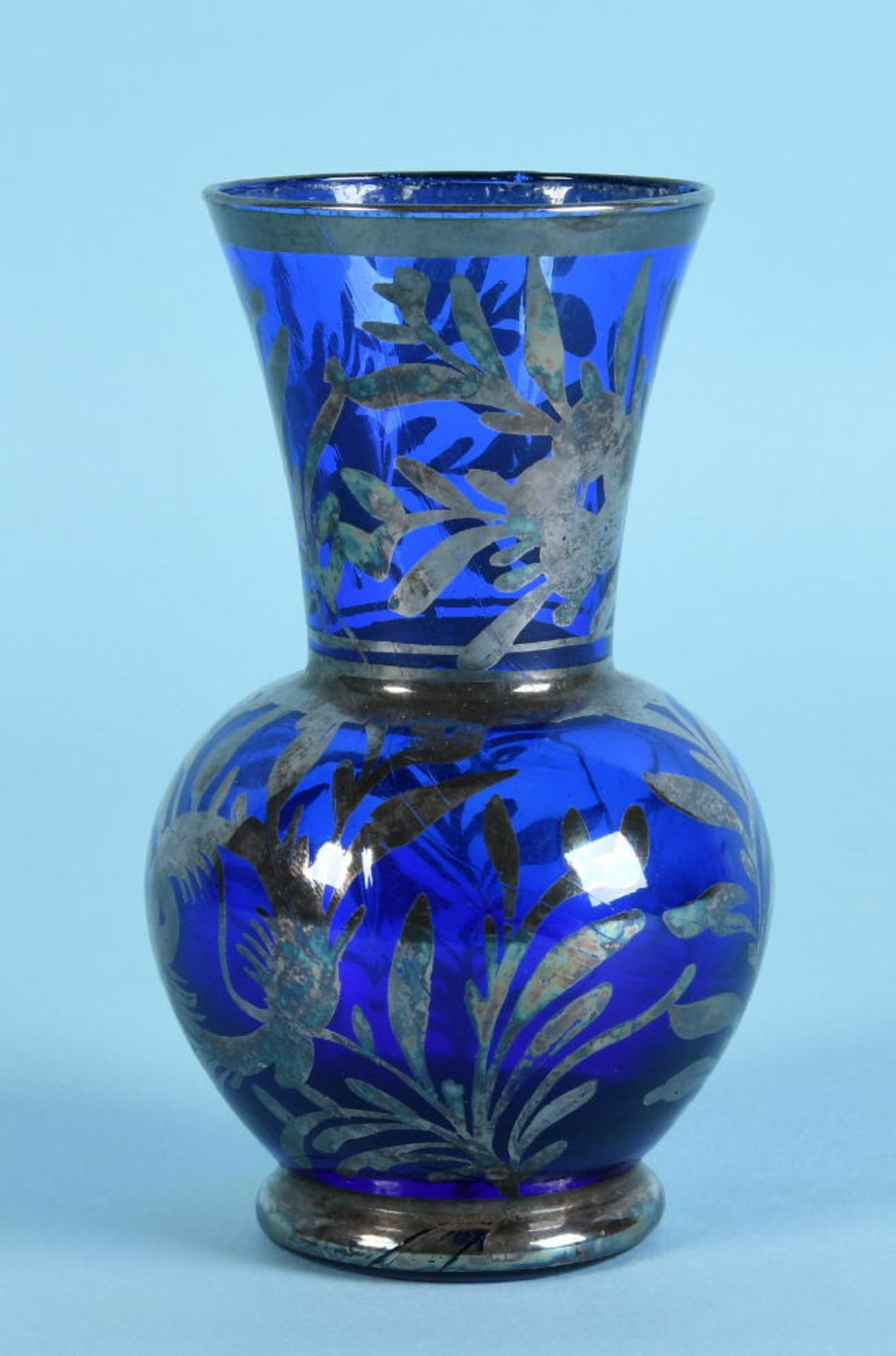 Vaseblaues Glas, Silberauflage mit Blumendekor, Balusterform, H= 12 cmVaseblaues Glas, Silberauflage