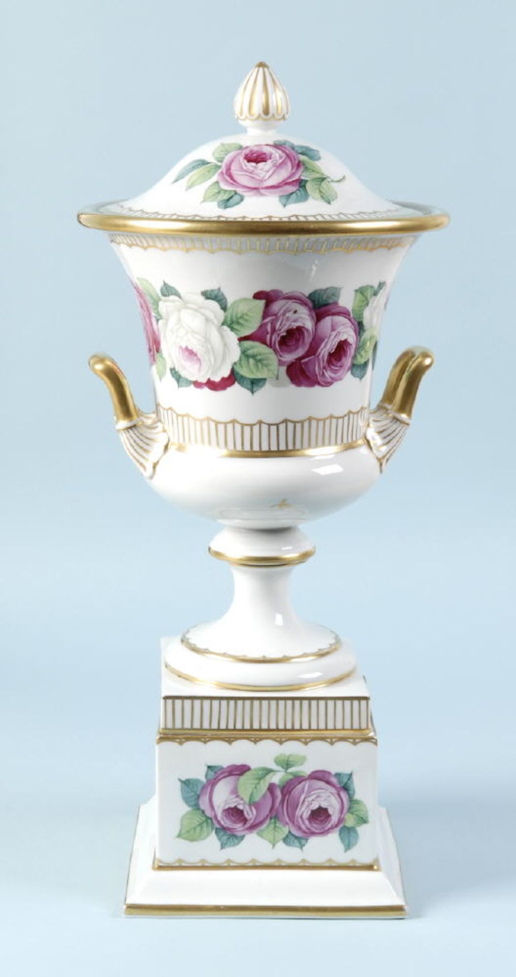 Amphorenvase mit Deckel "Rosenthal, Selb"Porzellan, handbemalt, Rosen- u. Golddekor, auf quadrat.