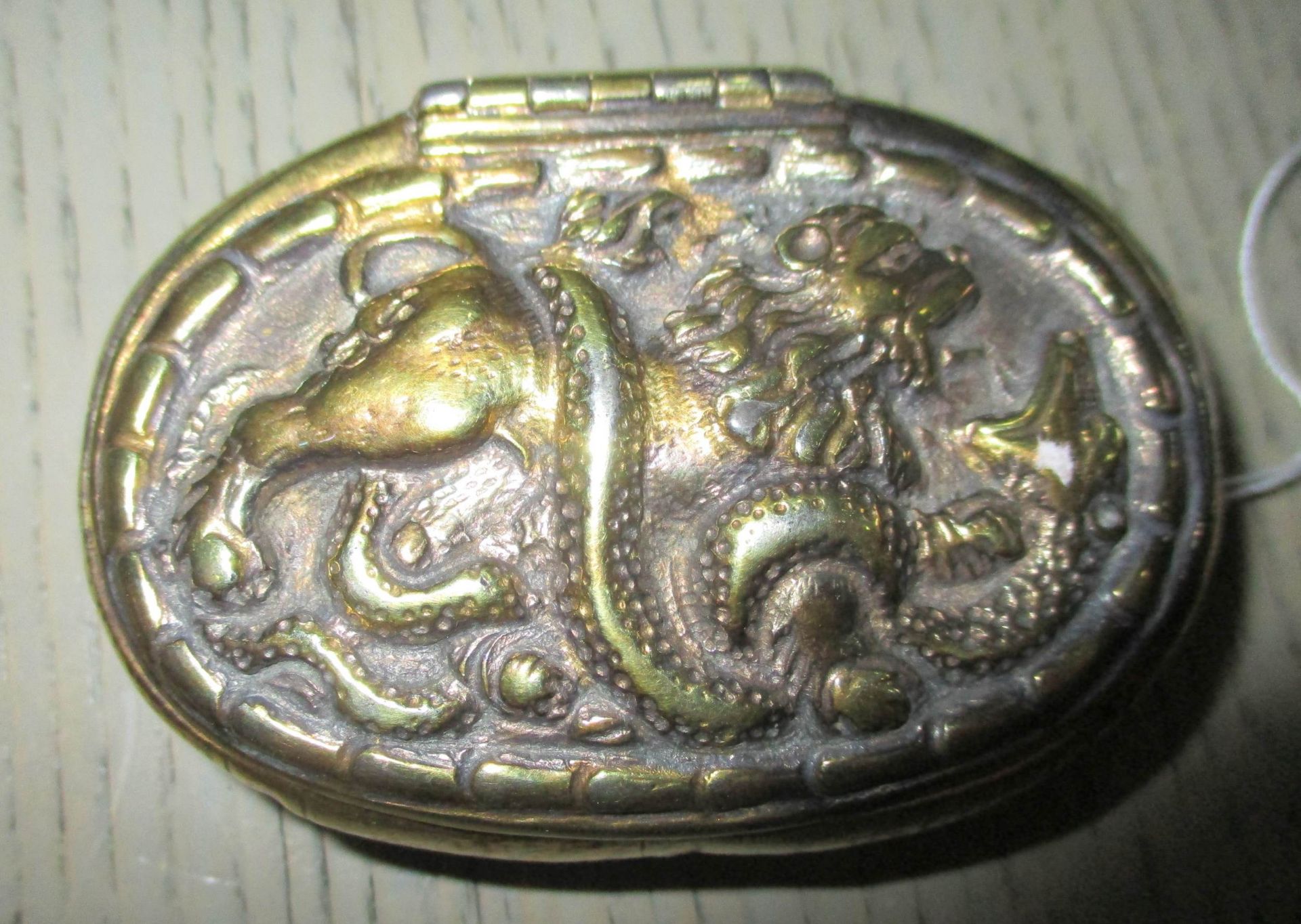 DeckeldoseSilber, 74 g, vergoldet, Klappdeckel mit relief. Dekor "Löwe im Kampf mit einer Schlange", - Image 8 of 8
