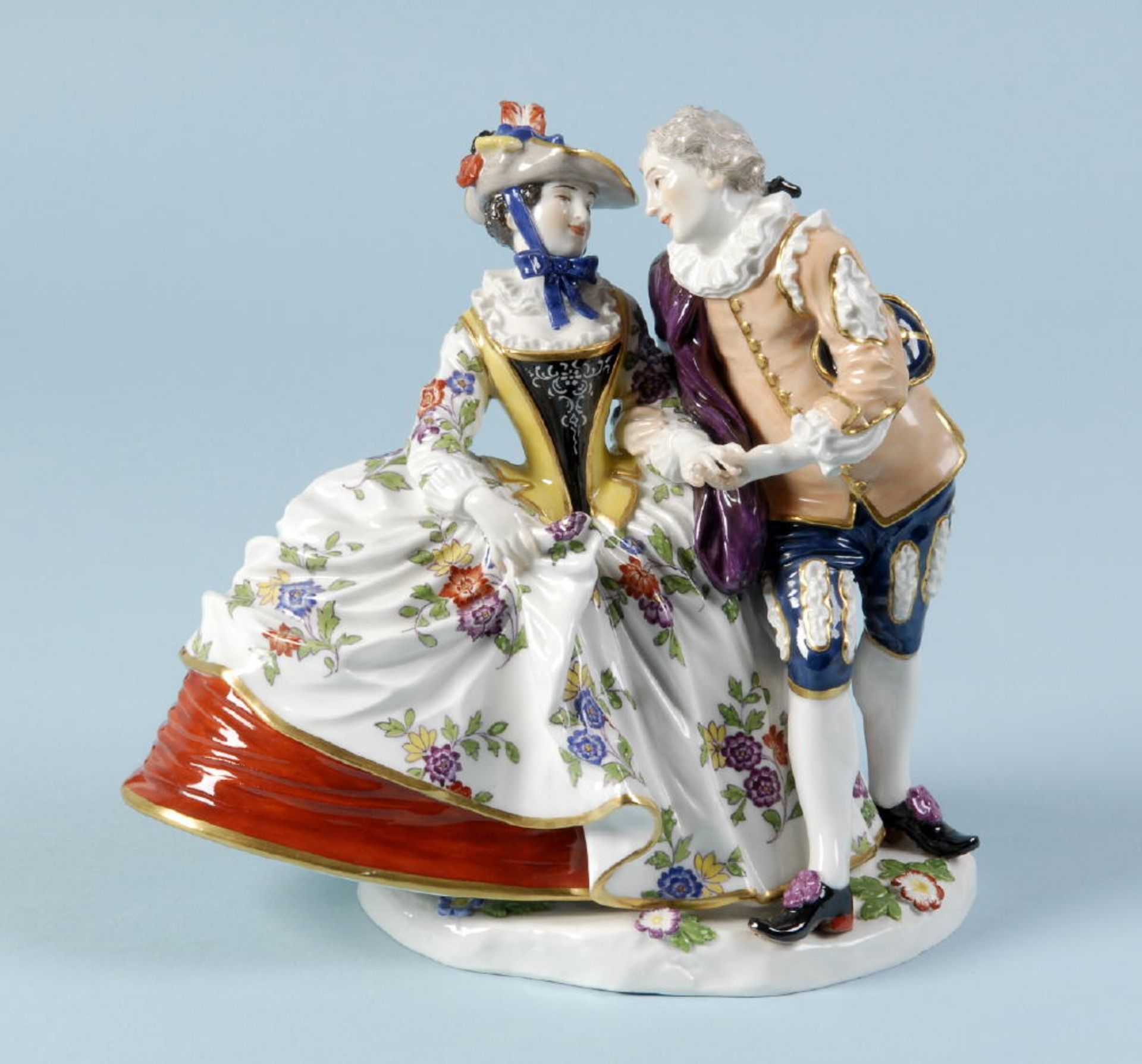 Figurengruppe - Liebespaar "Schwerter Meissen"Porzellan, farbig gefasst, auf Sockel, H= 18 cm,