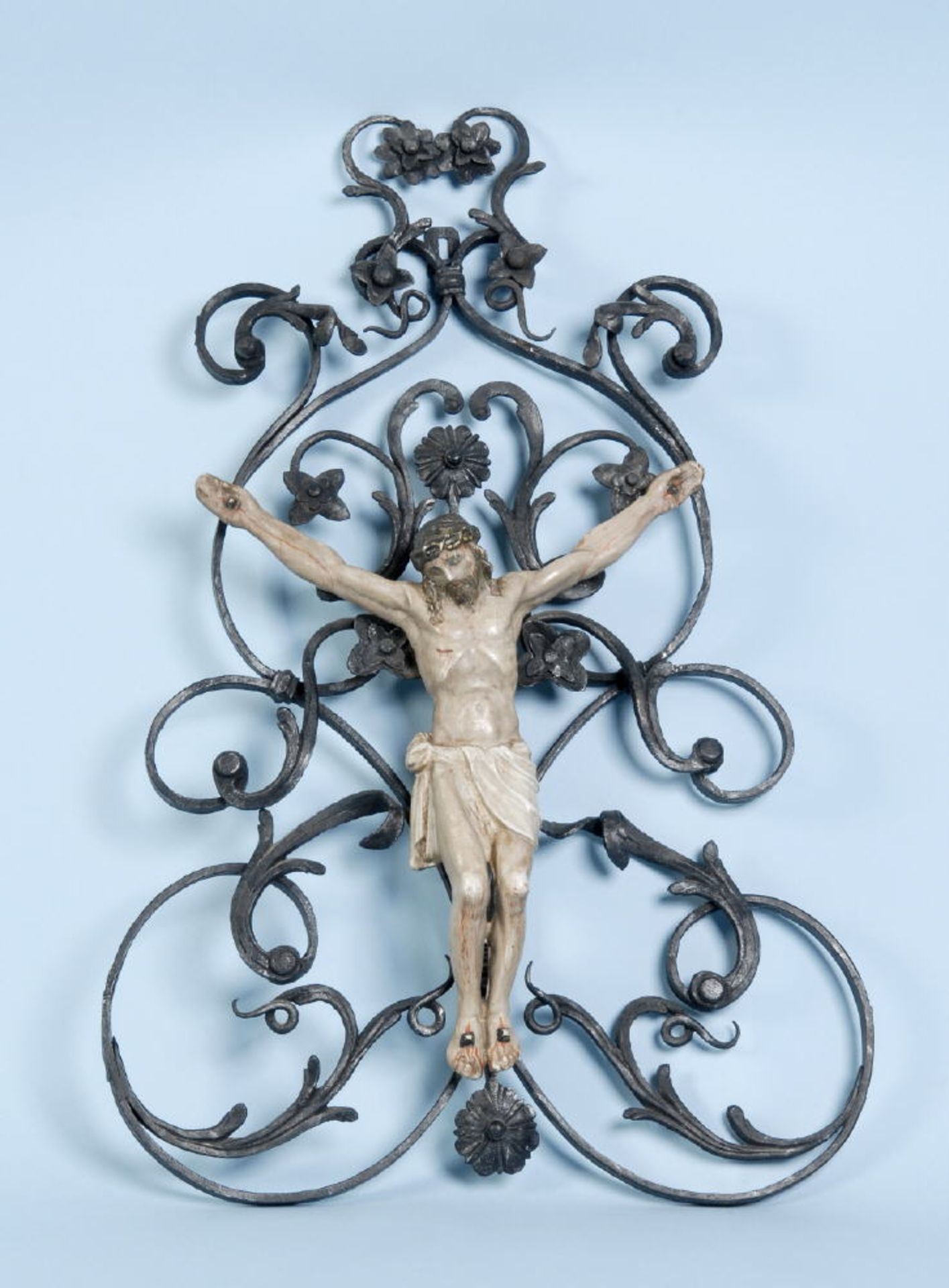 Christus-KorpusGusseisen, farbig gefasst, an Ziergitter Schmiedeeisen, 60 x 39 cmChristus-