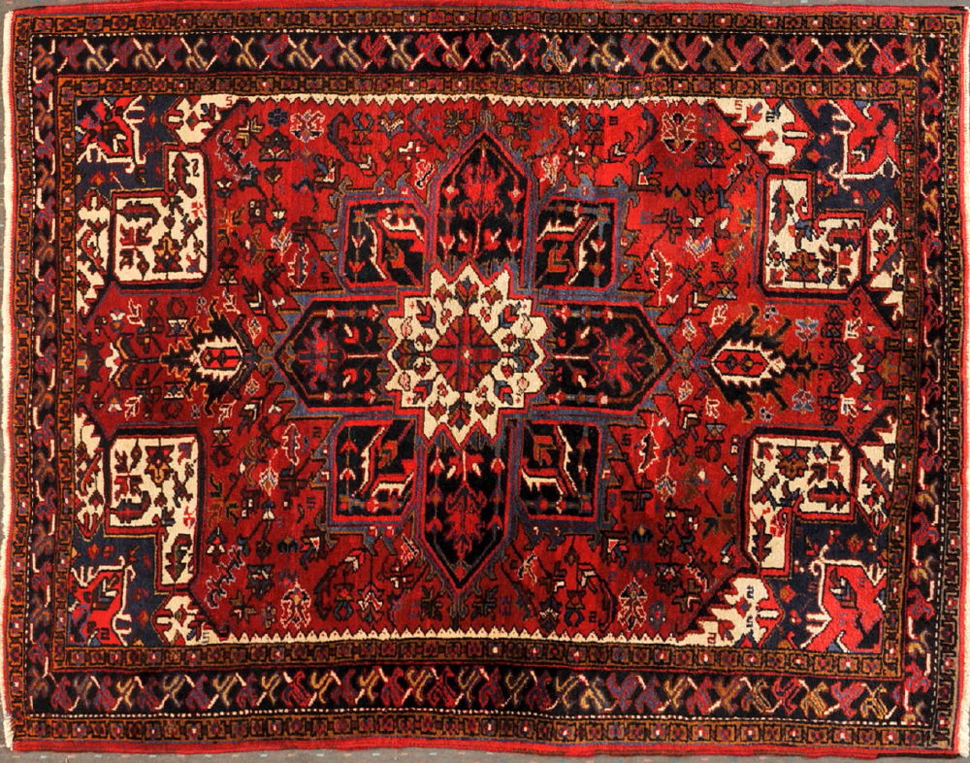 Heris, Persien, 146 x 185älter, Wolle, rotgrundig, großes, rustikales Mittelstück in versch. Farben,