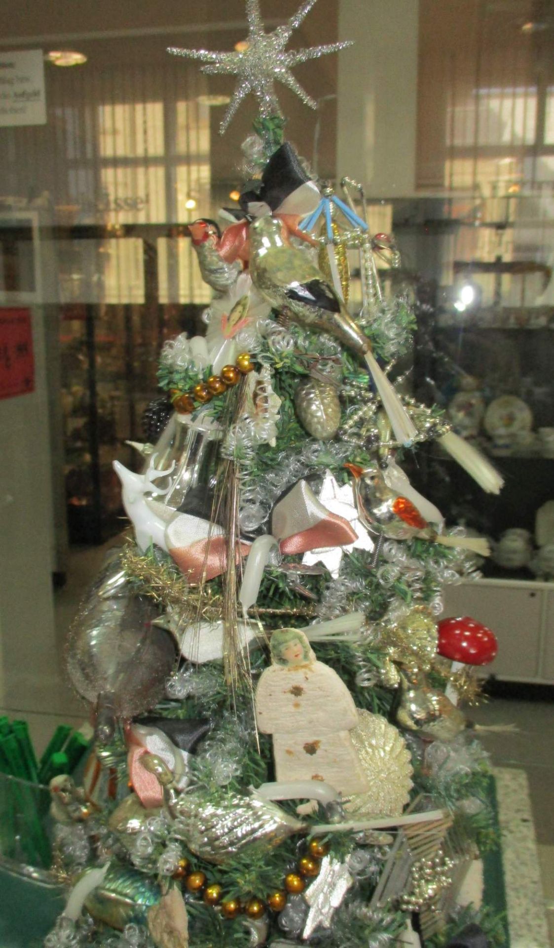 Christbaum mit Schmuck - Bild 4 aus 9