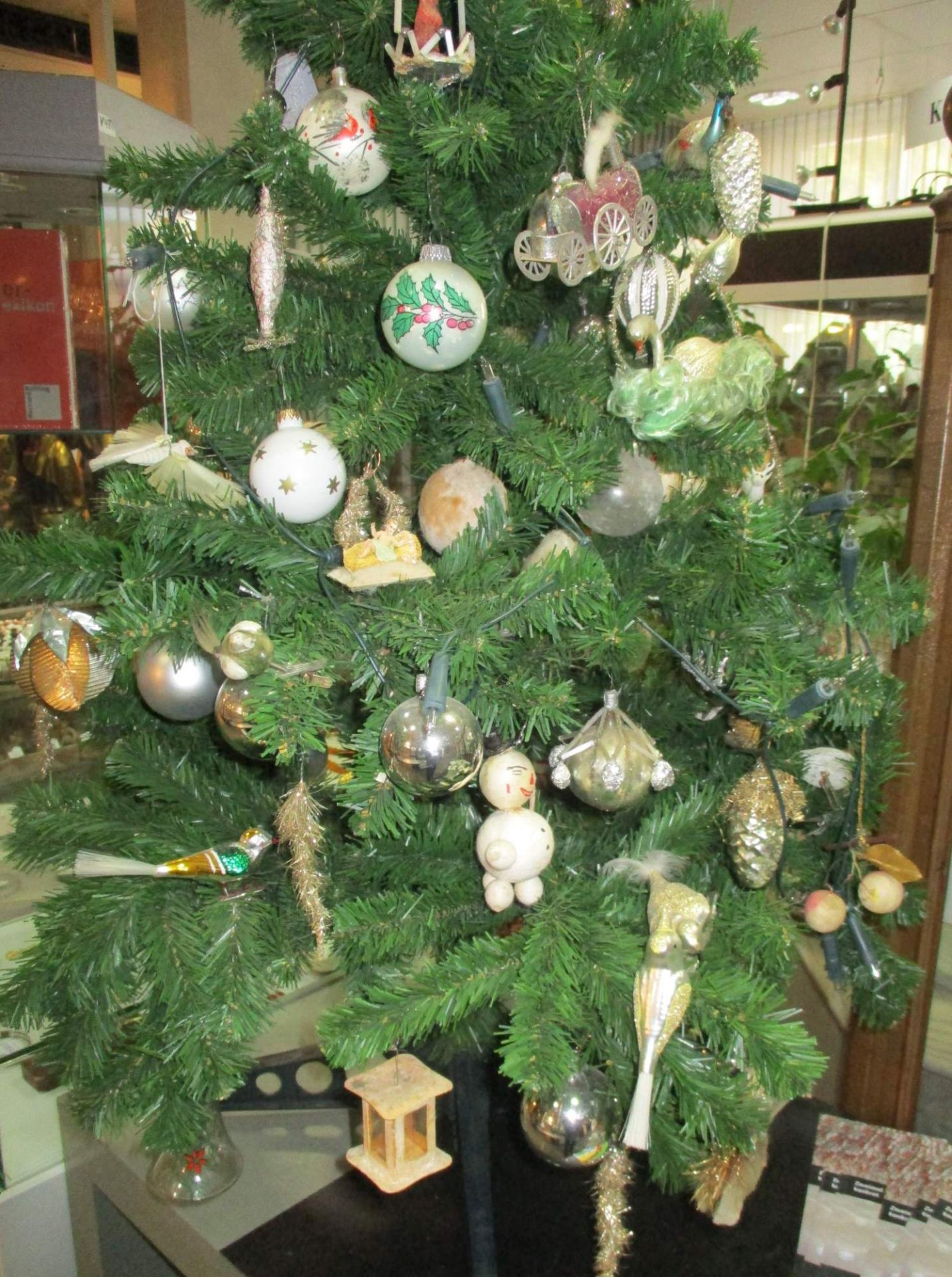 Christbaum mit Schmuck - Bild 5 aus 9