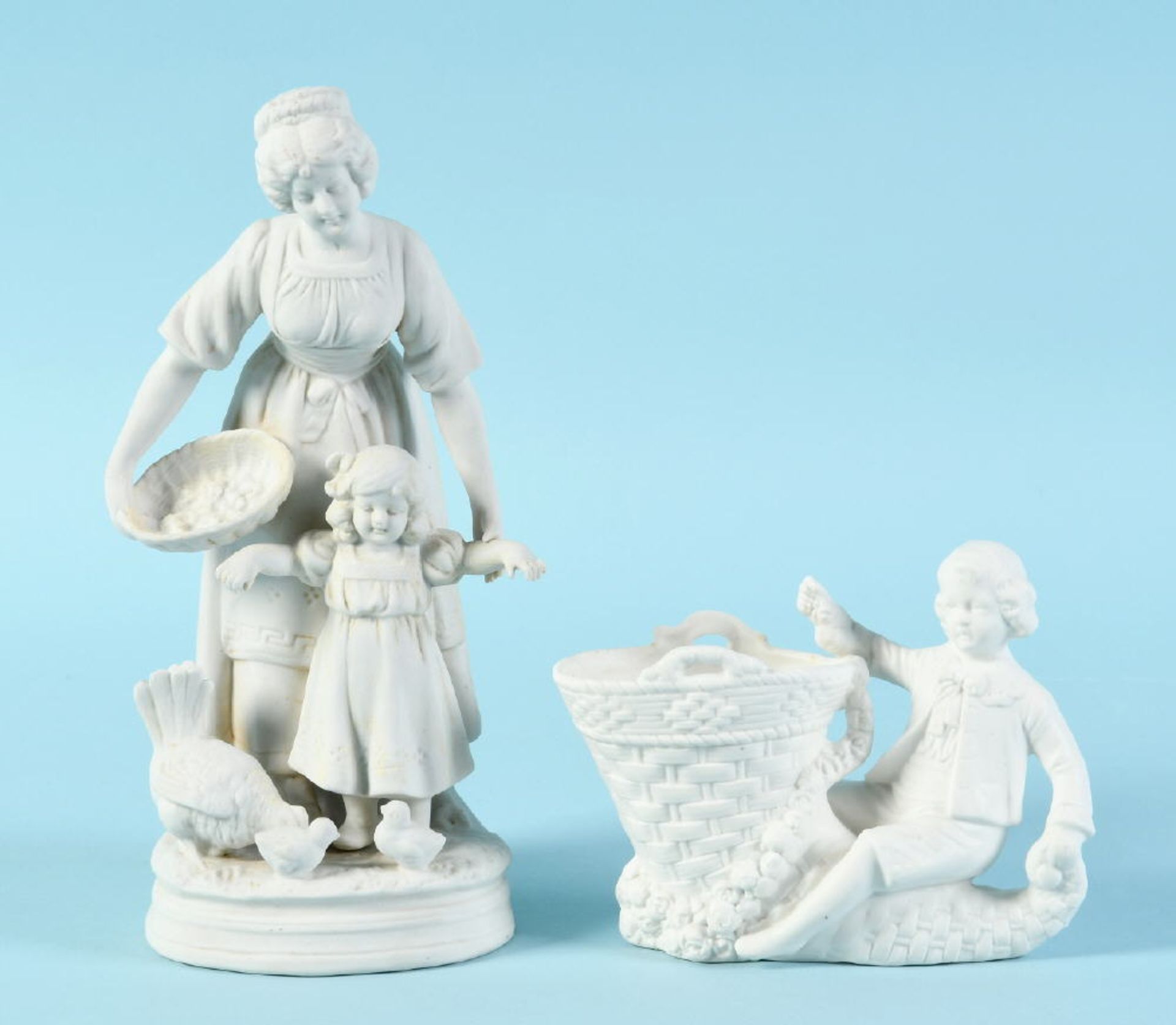 Figuren, 2 Stück - Mutter mit Kind und Junge mit Füllhorn