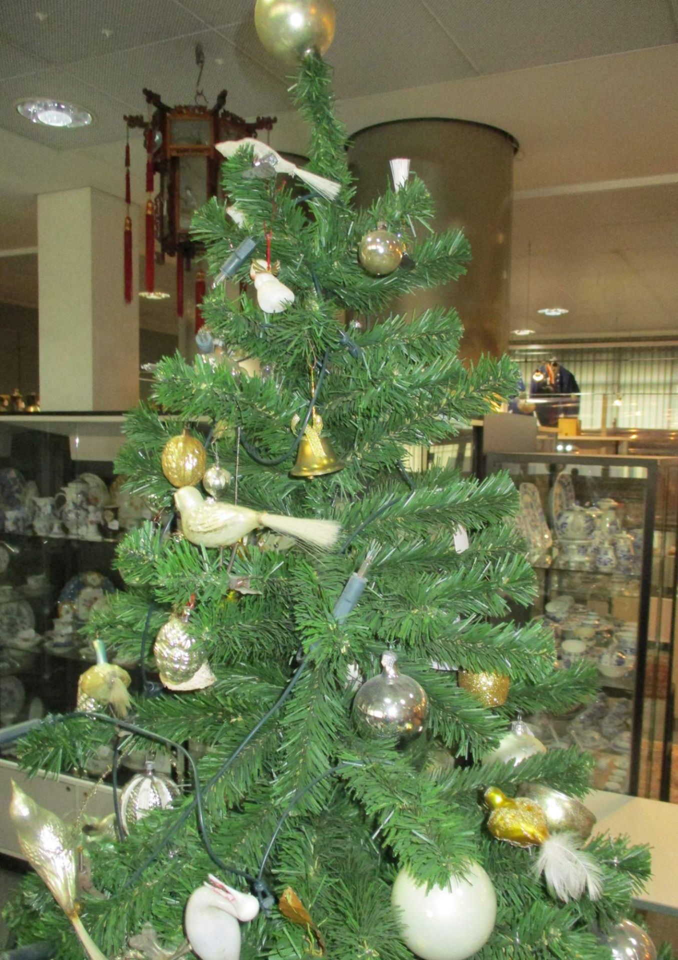 Christbaum mit Schmuck - Bild 2 aus 9