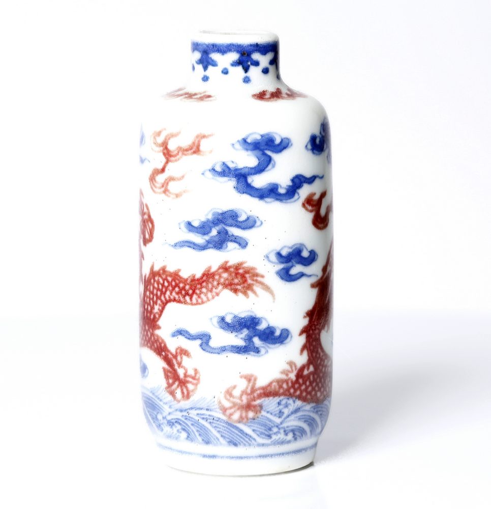 Chinese, blue and red snuff bottle, depicting 2 dragons. 19th cent. - Image 3 of 3