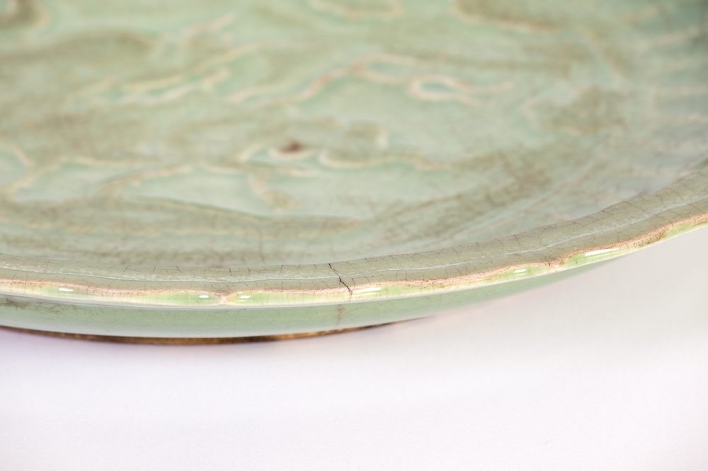 Ming dyn. Celadon Longquan porcelan charger, depicting kylin - Image 4 of 4