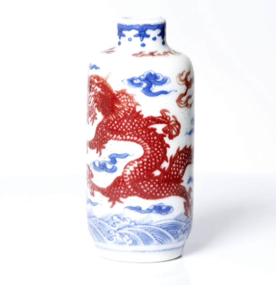 Chinese, blue and red snuff bottle, depicting 2 dragons. 19th cent. - Image 2 of 3