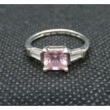 14ct white gold and pink stone ring 2.5g