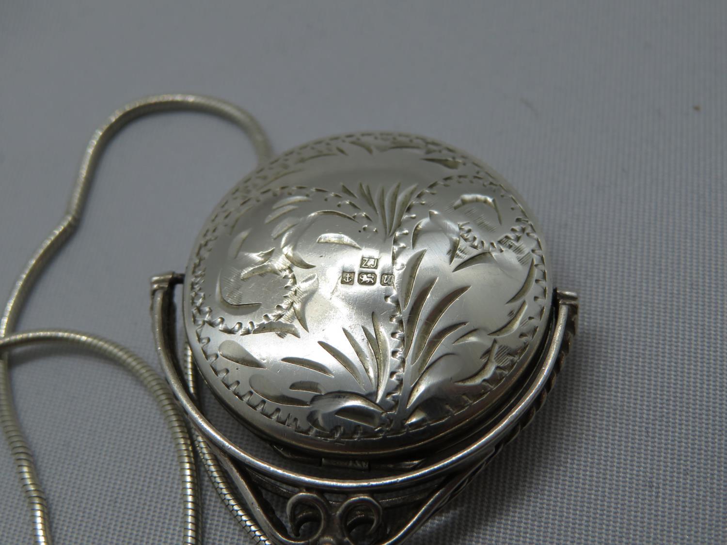 Silver spinner locket on 20" silver chain 14g - Image 2 of 2