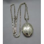 Pretty silver locket on 18" Venetian box long chain 8g