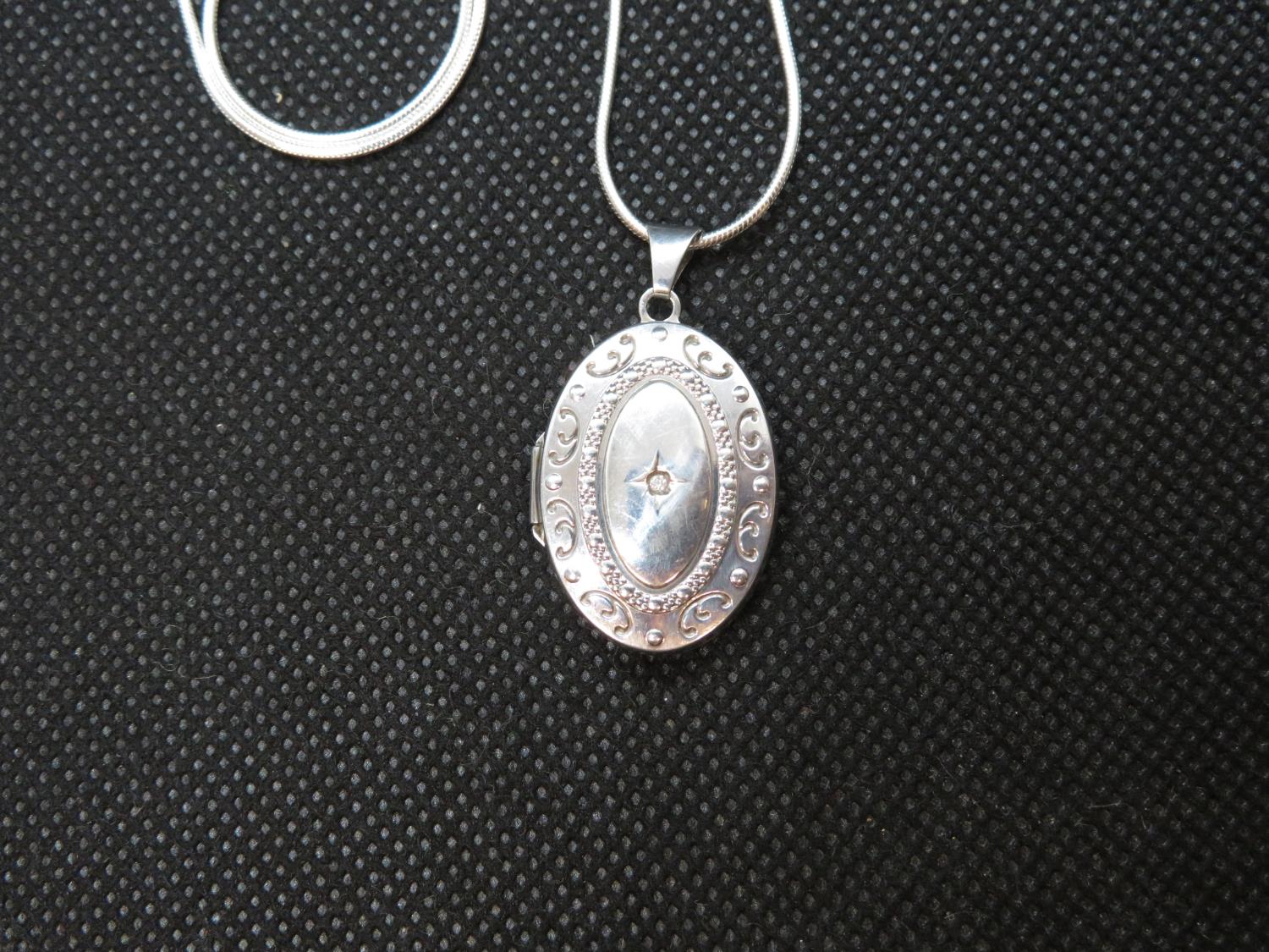 Diamond set silver locket on 18" silver chain 7g - Image 2 of 2