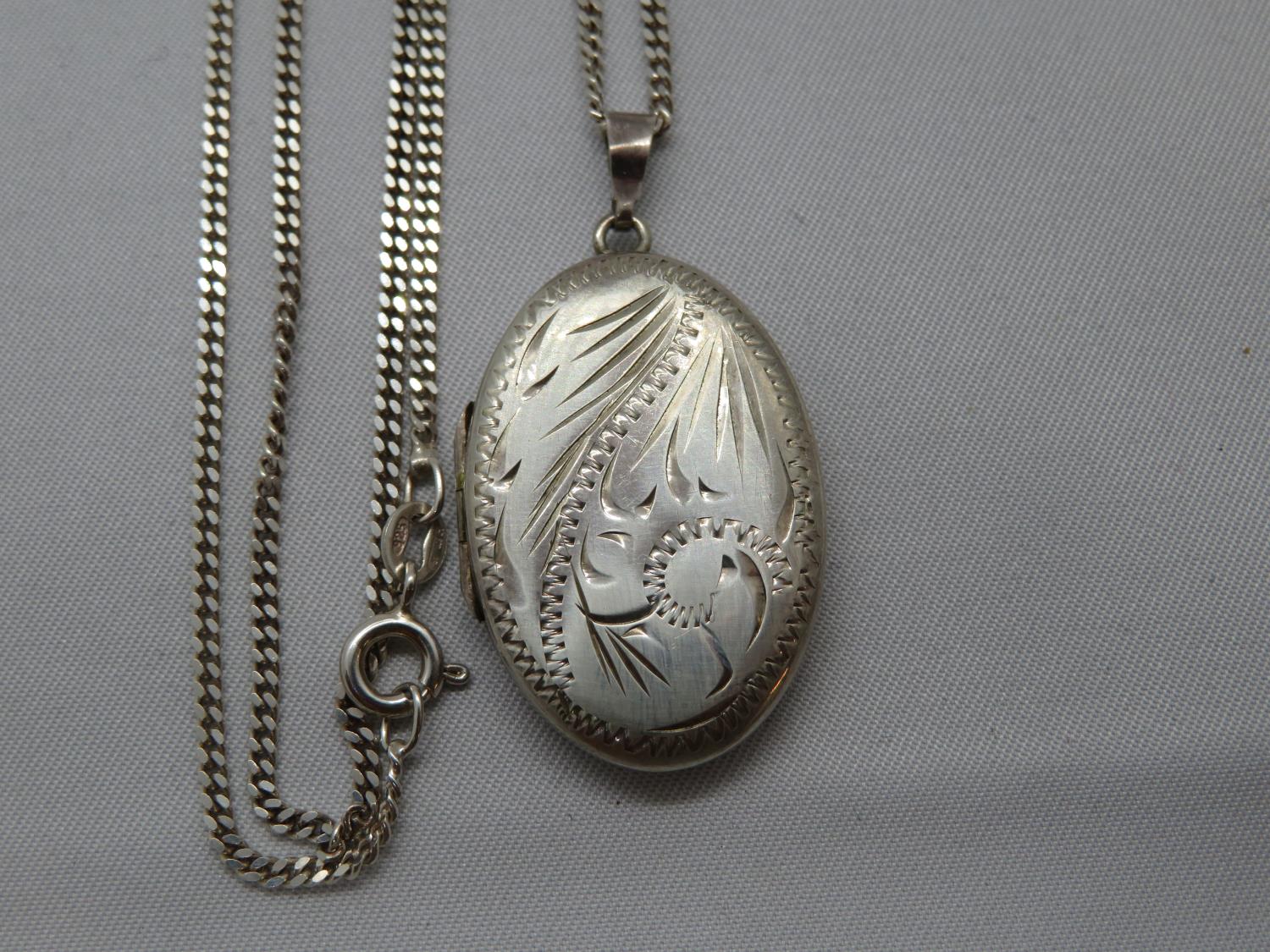 Vintage silver locket on 18" silver curb link chain - Image 2 of 2
