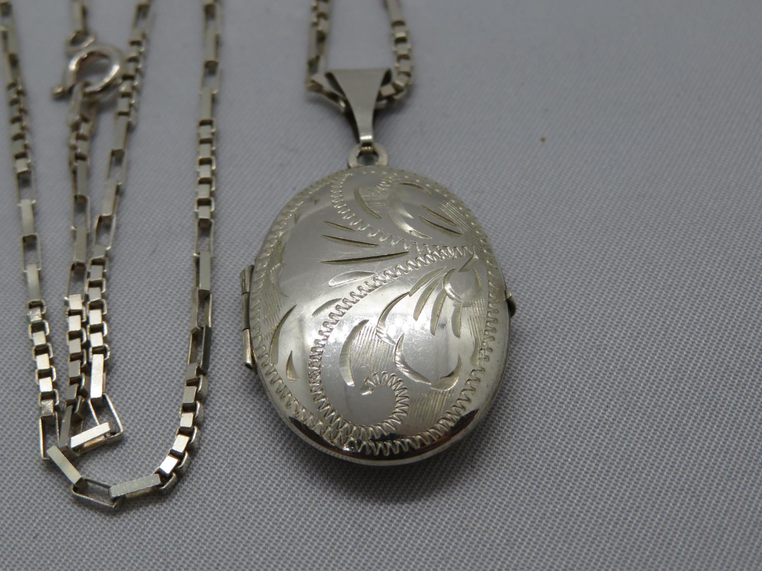 Pretty silver locket on 18" Venetian box long chain 8g - Image 2 of 2