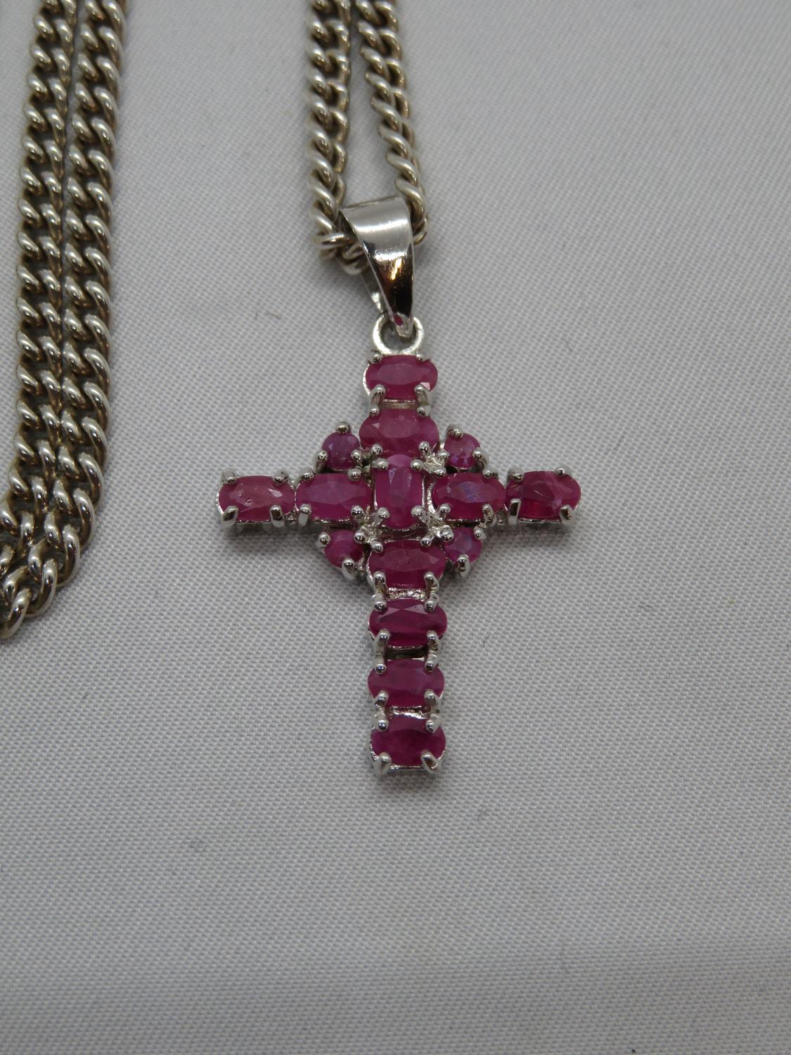 Silver Mercat style cross set with rubies on 18" silver curb link chain 19g - Image 2 of 2