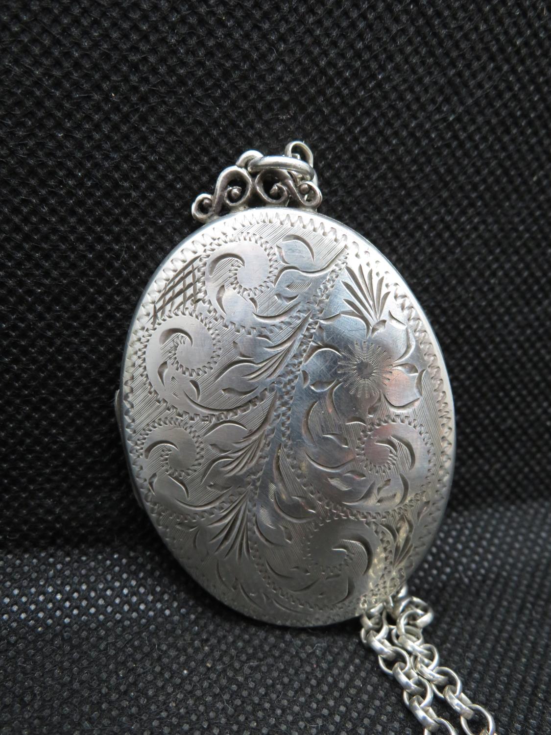 Vintage silver locket on silver belcher link London 1975 34g - Image 2 of 2