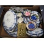 Box of blue and white ware, 5 pieces of Maling and 2x pieces of port Merion Botanic