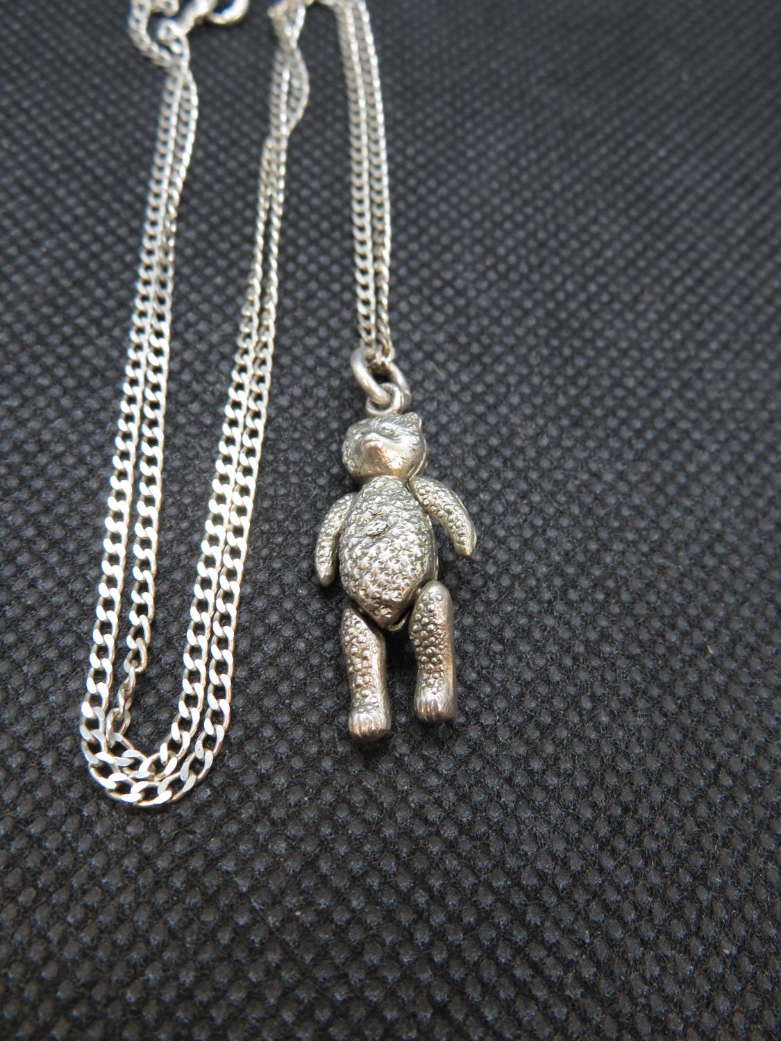 vintage silver articulated Teddy Bear pendant on 18" silver chain 5g - Image 2 of 3