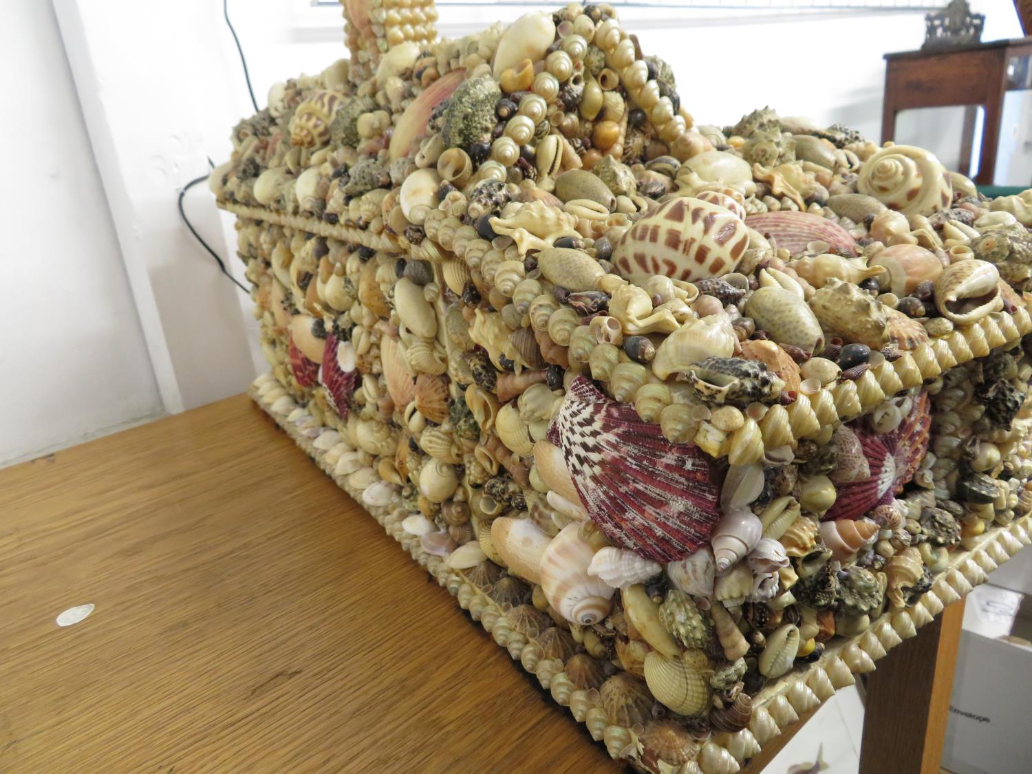 Large 2' x 1' house made of shells with glass grotto interior - Bild 7 aus 7