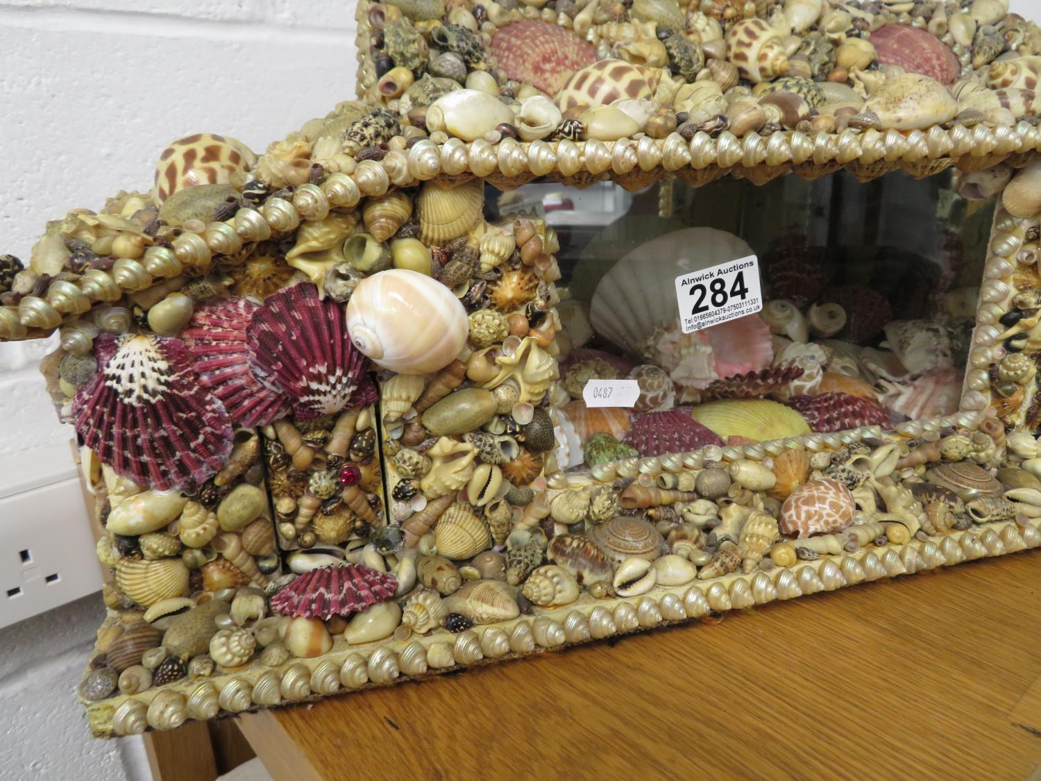Large 2' x 1' house made of shells with glass grotto interior - Bild 2 aus 7
