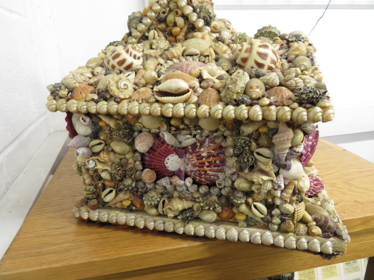 Large 2' x 1' house made of shells with glass grotto interior - Bild 6 aus 7