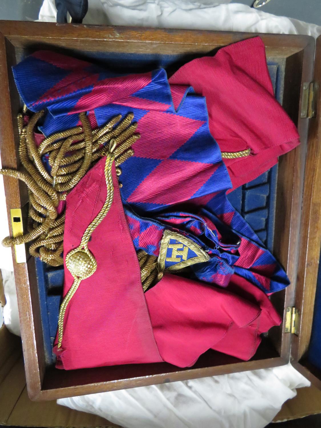 Box of Masonic sashes, leather pouch from Blagdon lodge and box of multitude white Masonic robes - Bild 3 aus 3