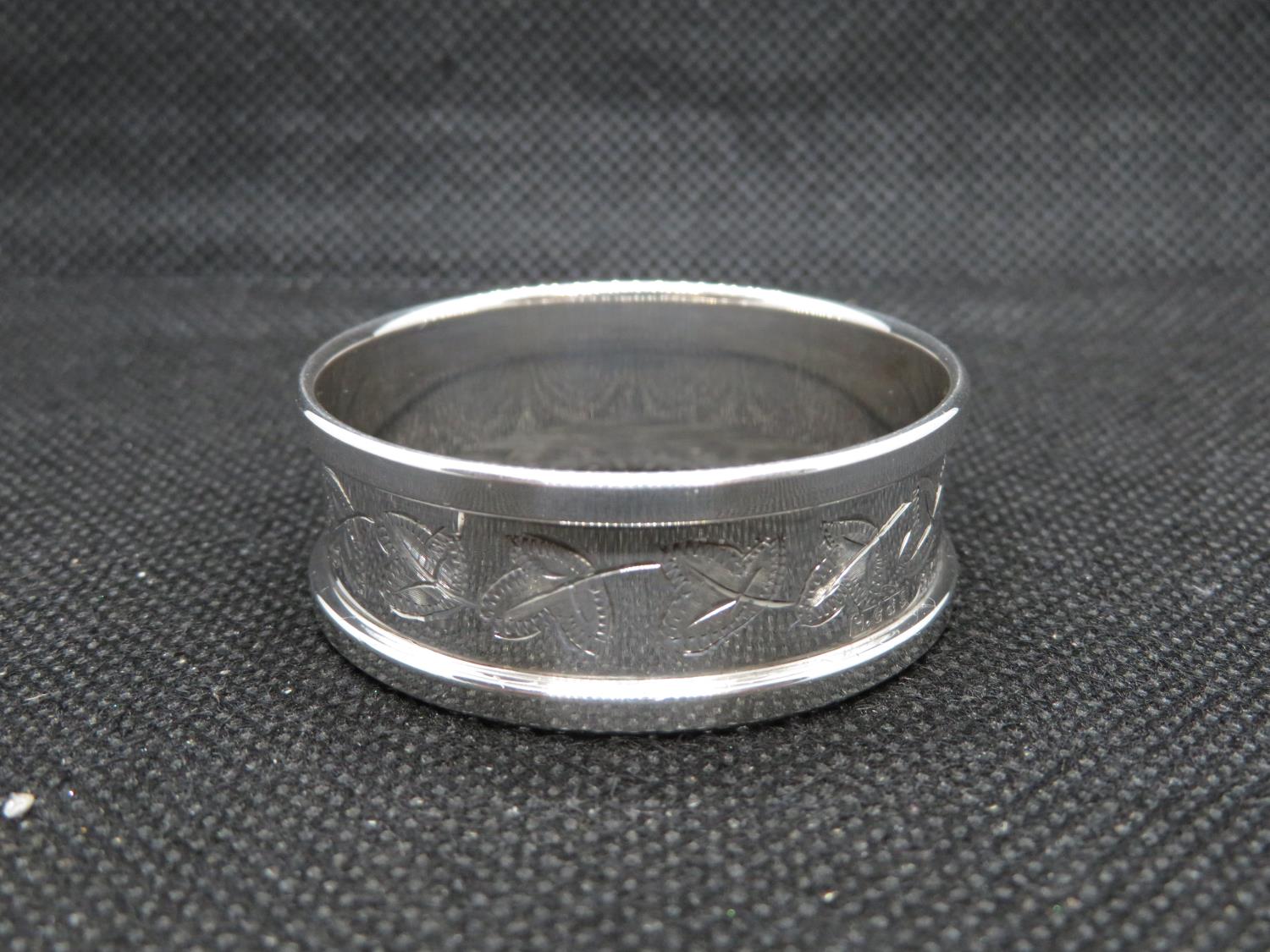 Vintage silver napkin ring with vacant cartouche Birmingham 1970 - Image 2 of 2