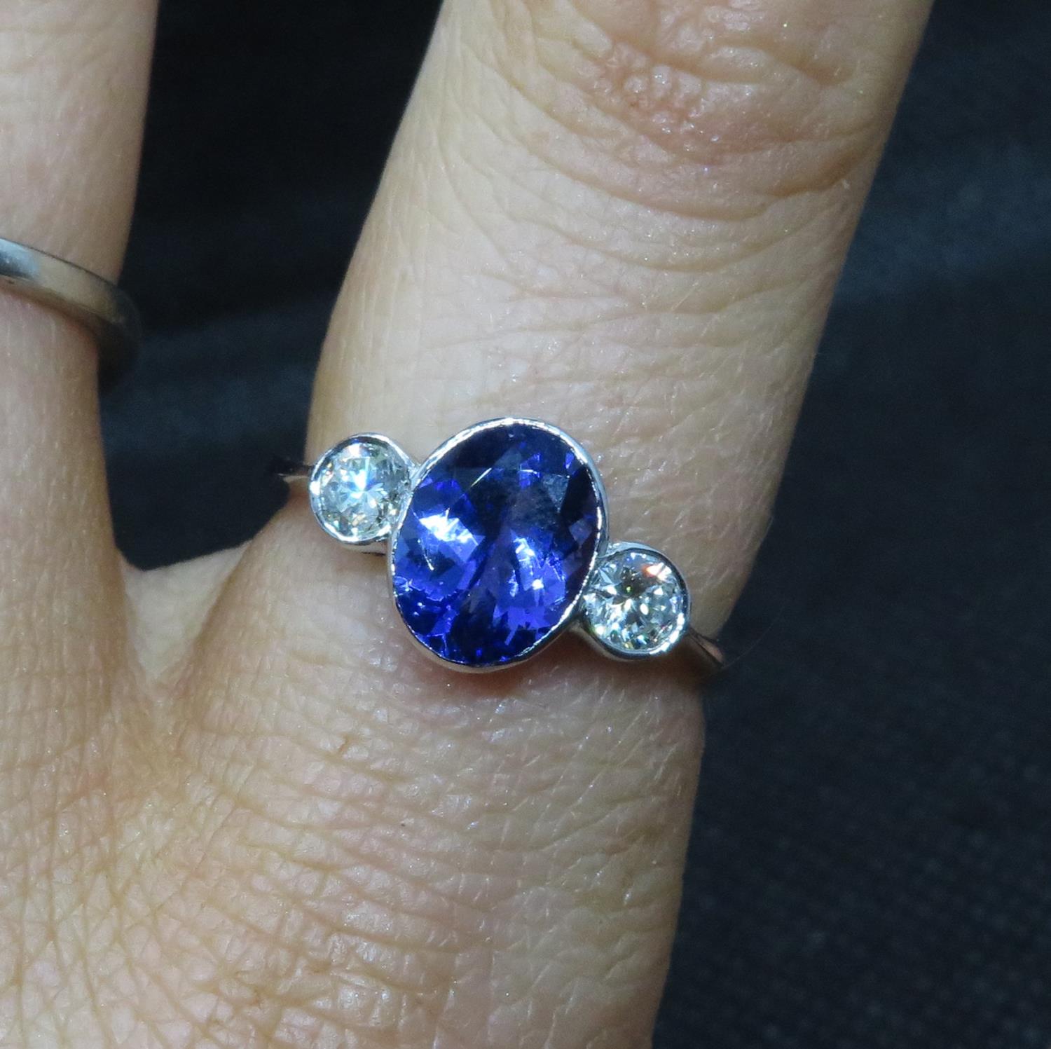 Tanzanite diamond and platinum ring with 2x 0.2ct diamonds and natural tanzanite est weight 2cts. - Image 5 of 5