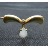 18ct brooch with small diamond and lustrous opal 5.4g
