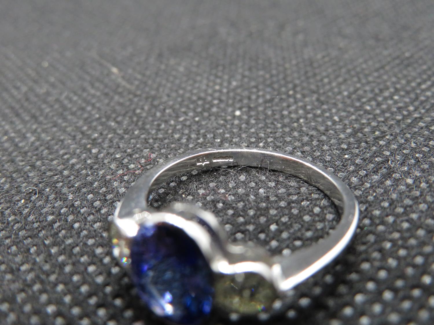 Tanzanite diamond and platinum ring with 2x 0.2ct diamonds and natural tanzanite est weight 2cts. - Image 4 of 5