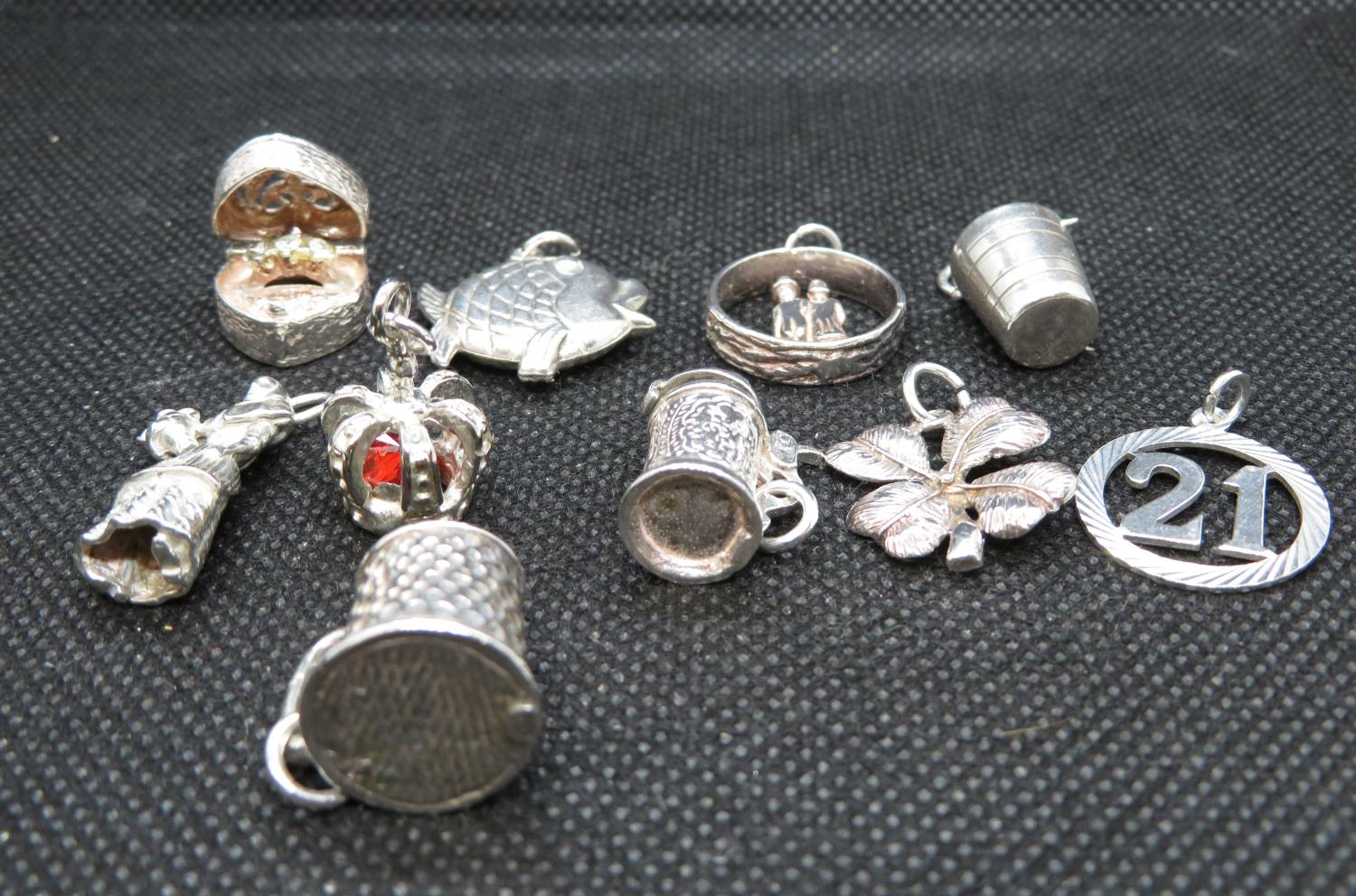 Job lot of 10x vintage silver charms 35g - Image 2 of 2