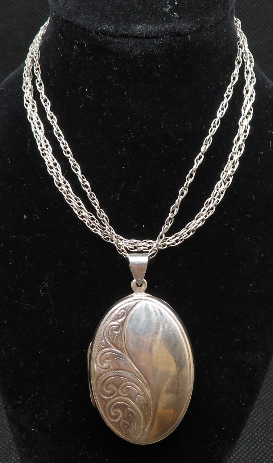 Large silver locket on 26" silver Prince of Wales chain 16.5g