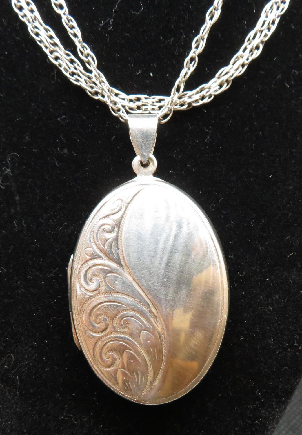 Large silver locket on 26" silver Prince of Wales chain 16.5g - Image 2 of 3