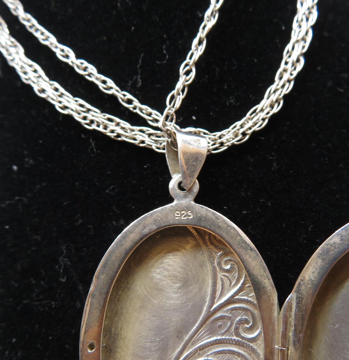 Large silver locket on 26" silver Prince of Wales chain 16.5g - Image 3 of 3