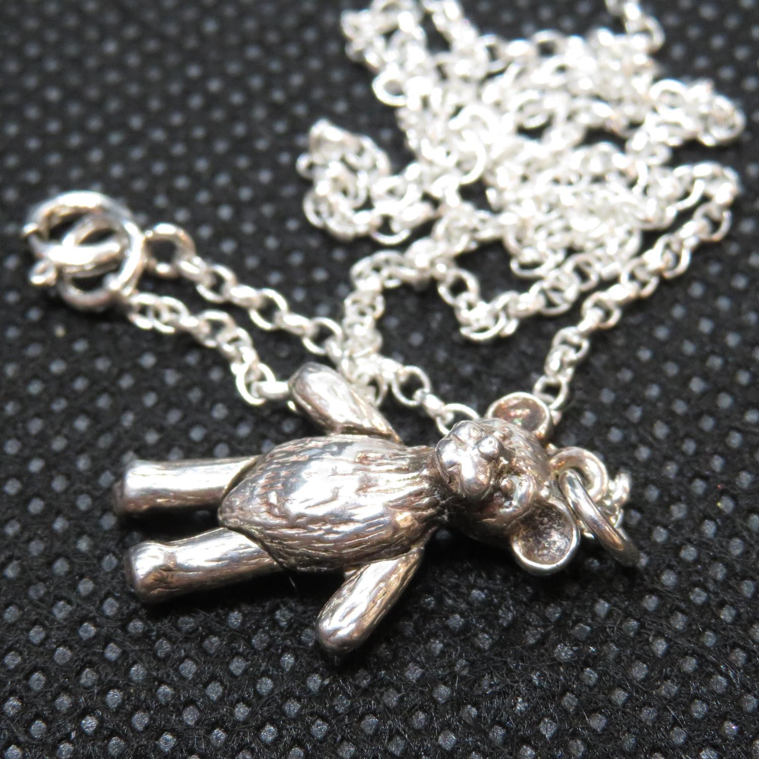 Vintage silver teddy bear pendant with articulated legs on 16" silver oval belcher chain - Image 2 of 3