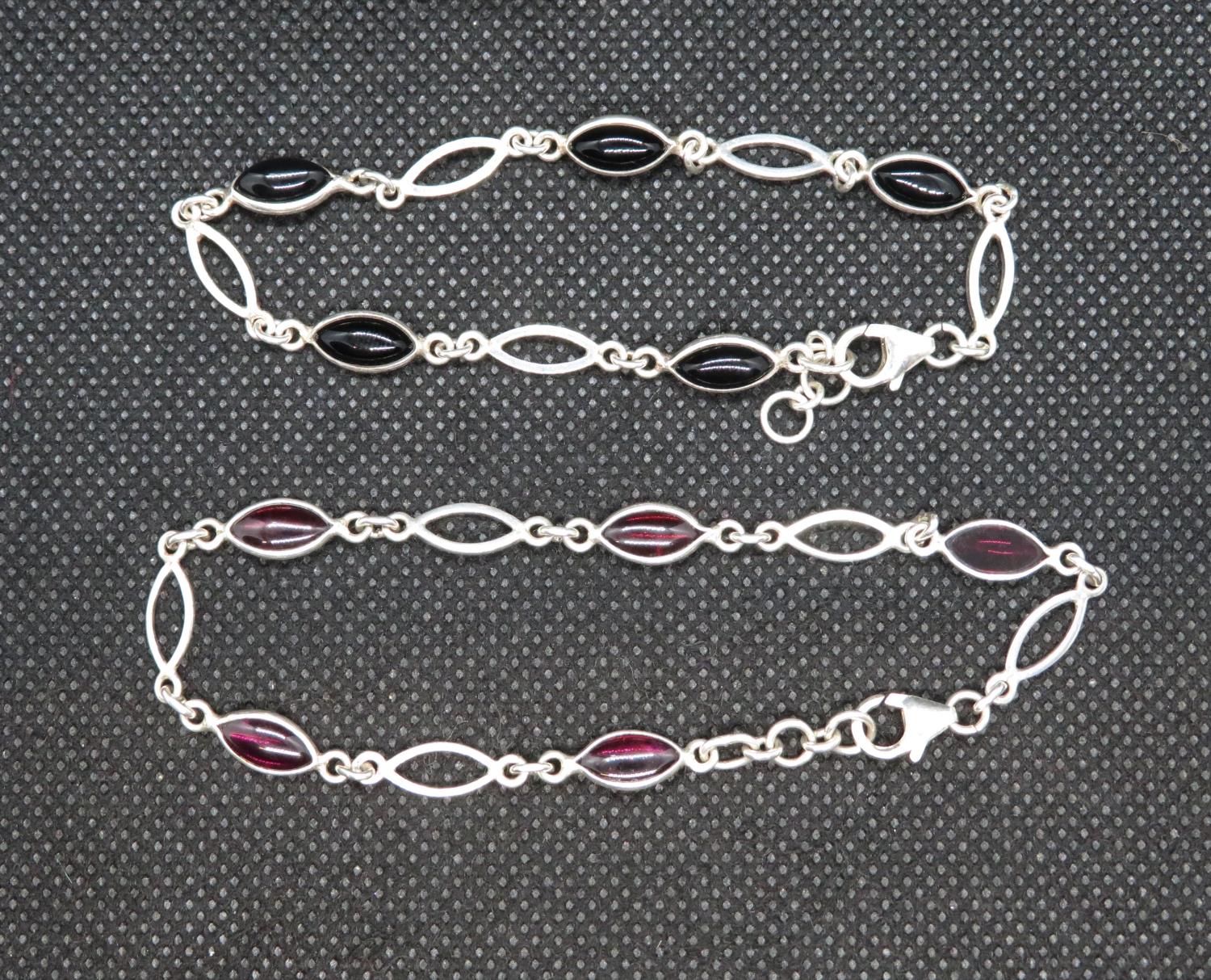 Pair of silver bracelets set with almondine garnets and black onyx 7.5" 10g - Image 3 of 3