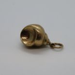 9ct shell charm approx 1g