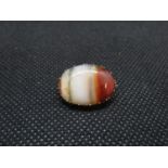 Banded agate and 9ct gold brooch
