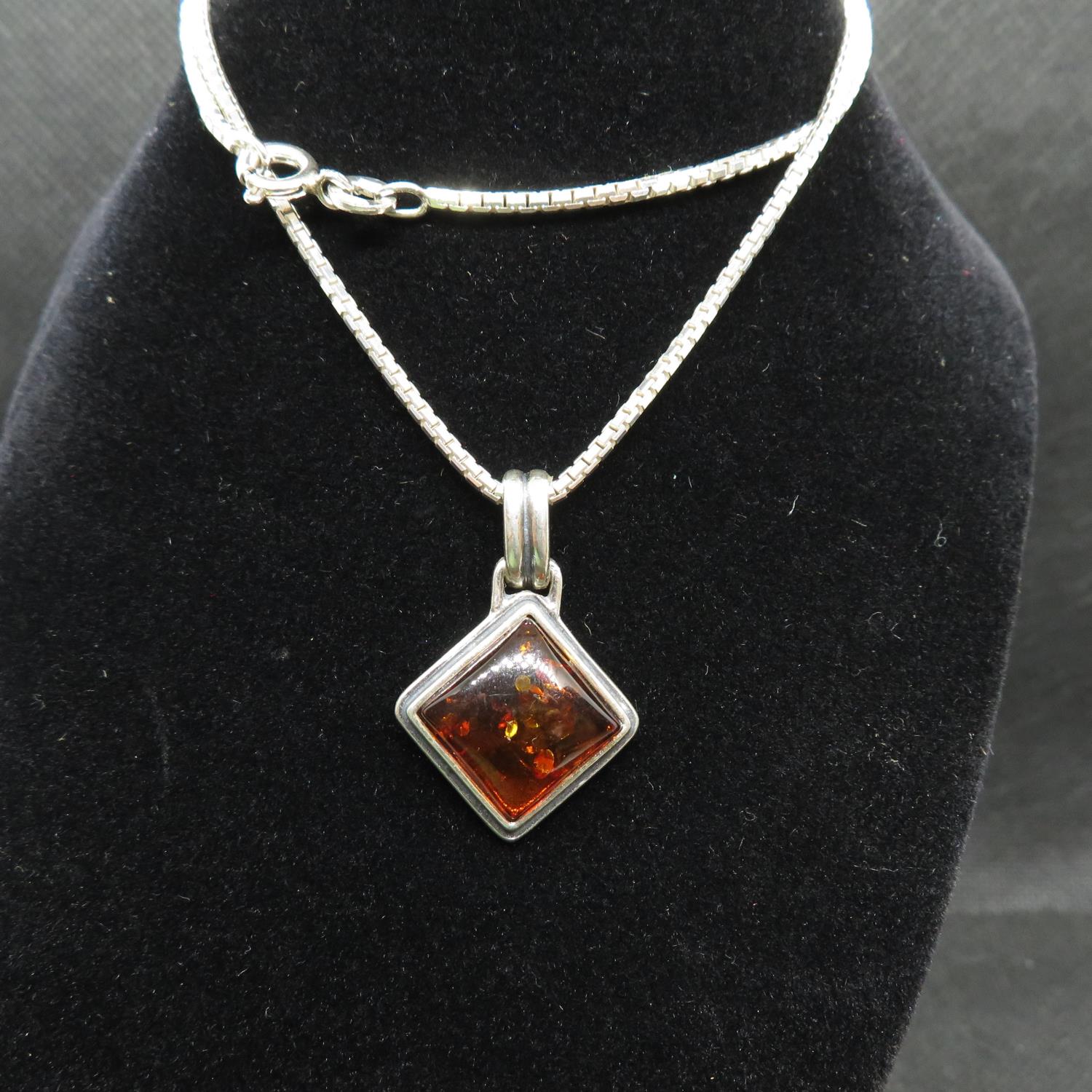 Silver pendant set with baltic amber on 16" venetian link chain 7.1g - Image 2 of 3