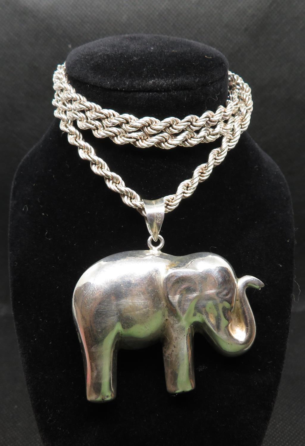 Large silver elephant pendant on 20" silver chain 33.5g