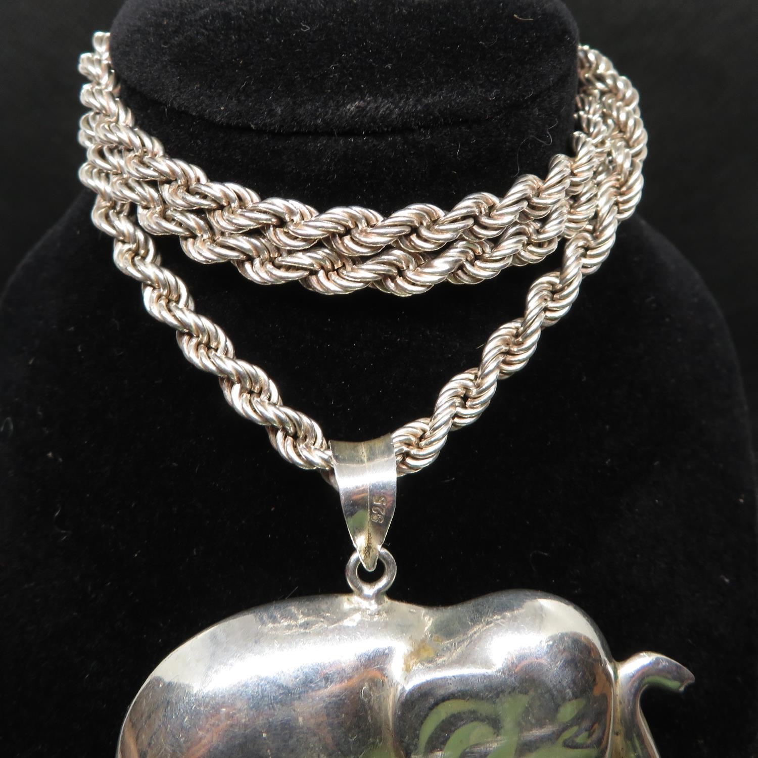 Large silver elephant pendant on 20" silver chain 33.5g - Image 2 of 3