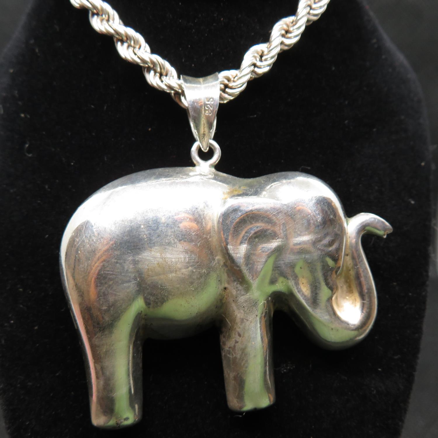 Large silver elephant pendant on 20" silver chain 33.5g - Image 3 of 3