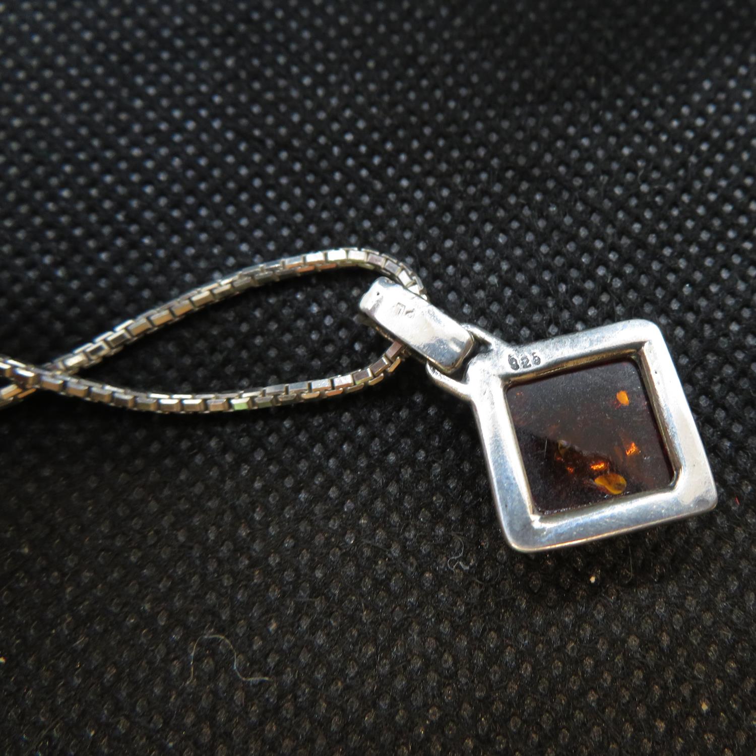 Silver pendant set with baltic amber on 16" venetian link chain 7.1g - Image 3 of 3