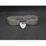 Silver 5 bar bracelet with lock and chain London 1977 17.5g