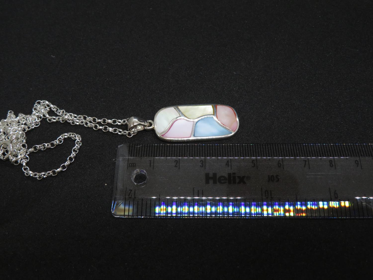 Silver and mother of pearl pendant on 17" silver chain stamped 925 15.2g - Bild 2 aus 2