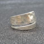 Modernist silver twist ring with hammered finish 925 size N 5.6g