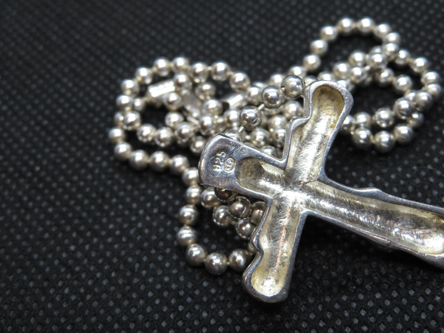 Modernist silver cross maker's mark KLP on 20" silver HM bobble chain - Image 3 of 3