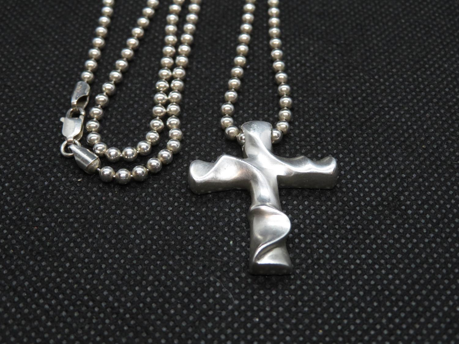 Modernist silver cross maker's mark KLP on 20" silver HM bobble chain - Image 2 of 3